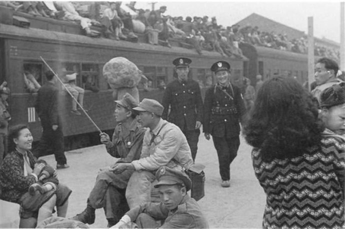 April 1949, Shanghai North Station. Fugitives on a train to Hangzhouchinese-civil-war-009