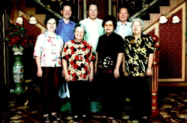 Family Group Producers
Back: Chong See Kui, Chong Ah Jew & Chong Min Chong
Front: Vivien Chong, Chong Nyuk Chin, Chong Kui Yin & Chong Kui Lan

