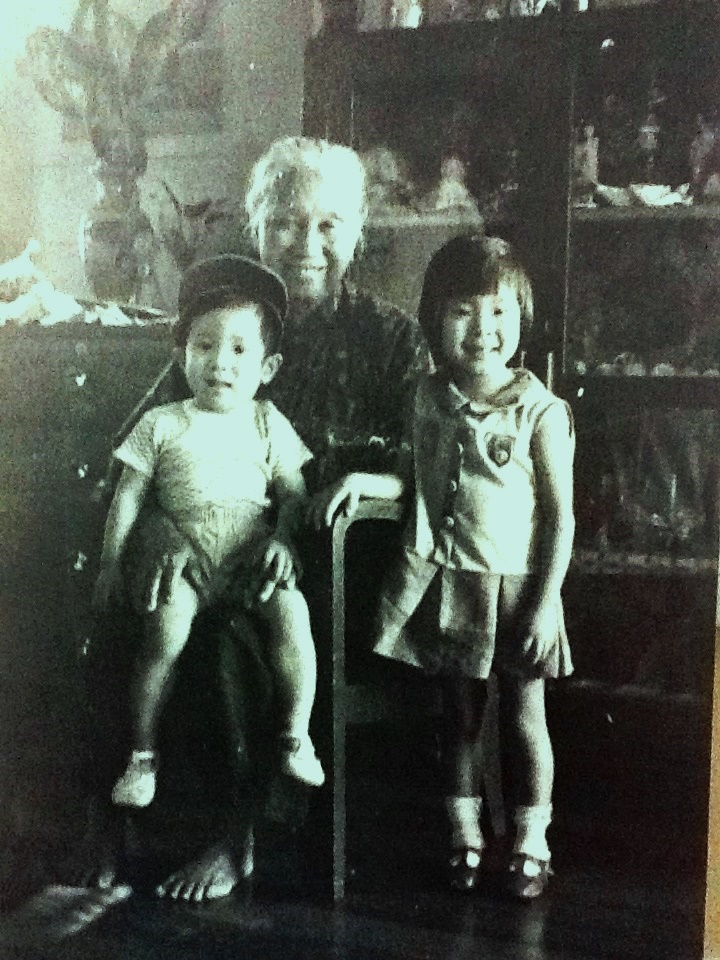 Mother Lim Ah Yapp & two grand children 
